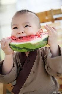娱乐吃瓜酱带娃思想,趣味带娃新风尚
